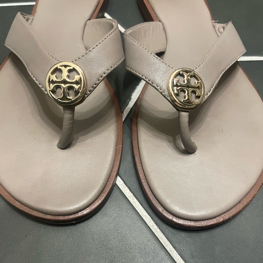 Size 9 Tory burch leather flip flops. Tan neutral Taupe authentic